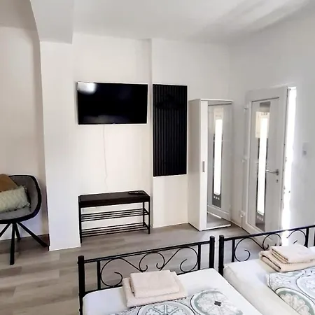 Mit Kueche Und Eigenem Eingang Hinter Dem Haus