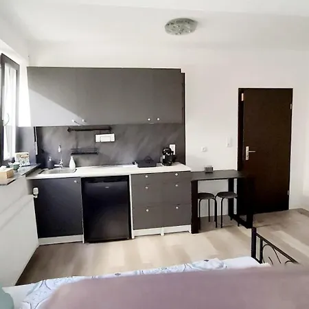 Appartement Mit Kueche Und Eigenem Eingang Hinter Dem Haus *