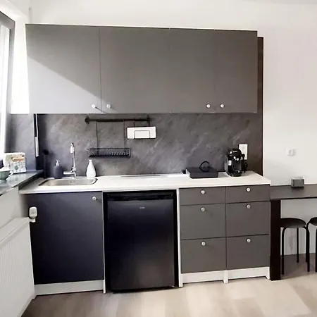Appartement Mit Kueche Und Eigenem Eingang Hinter Dem Haus